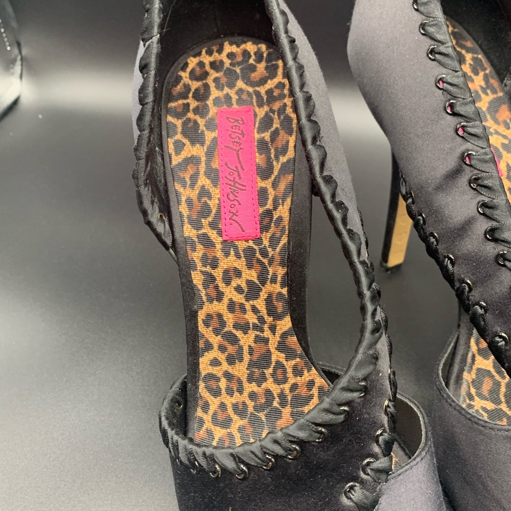 Betsey Johnson Walter Pumps - Picture 4 of 6